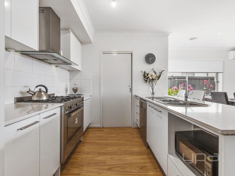 4 Foyle Crescent, Melton South VIC 3338