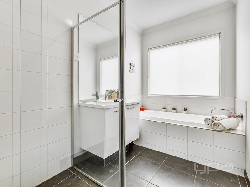 4 Foyle Crescent, Melton South VIC 3338