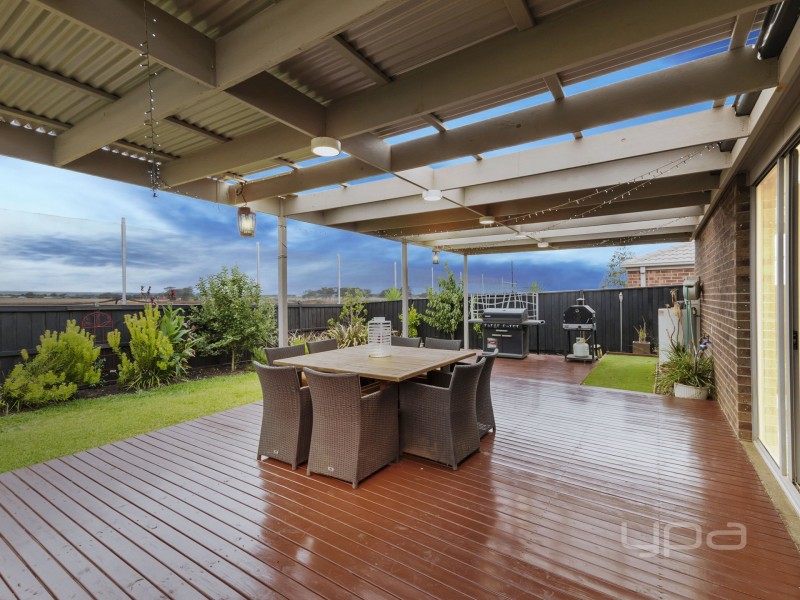 4 Foyle Crescent, Melton South VIC 3338