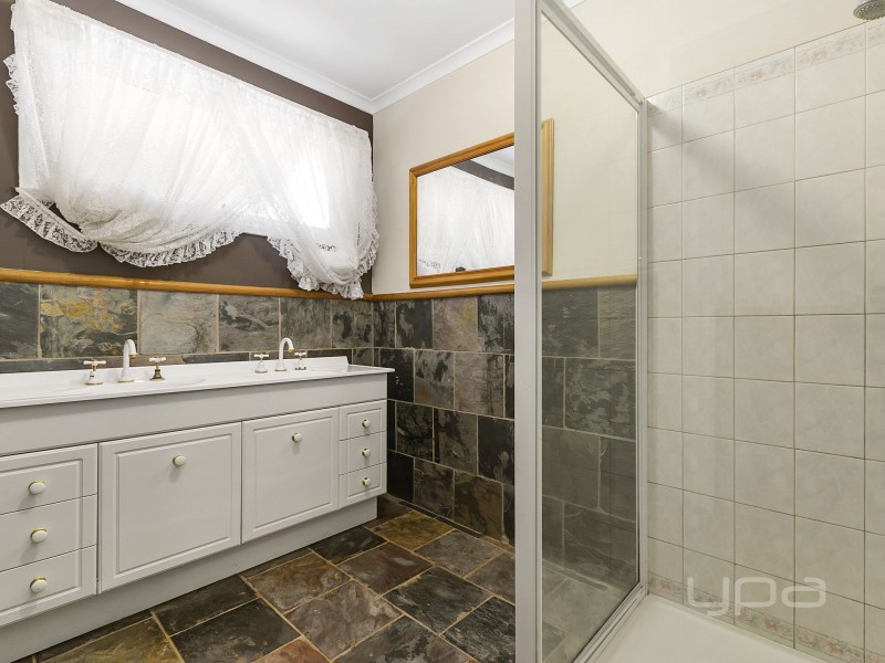 16 Mitchell Road, Melton South VIC 3338