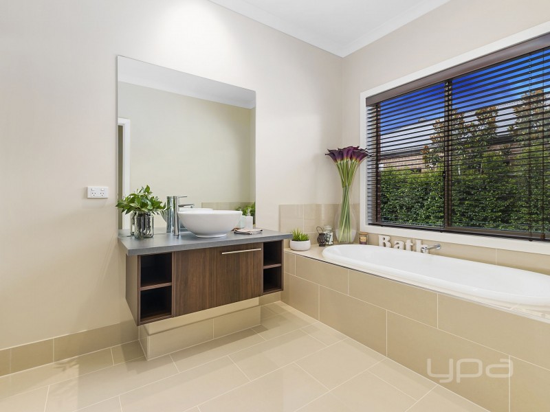 11 Castletown Boulevard, Melton South VIC 3338