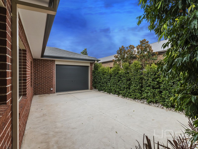 11 Castletown Boulevard, Melton South VIC 3338