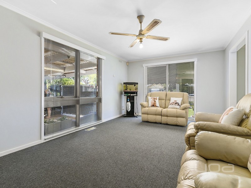 9 Acacia Crescent, Melton South VIC 3338