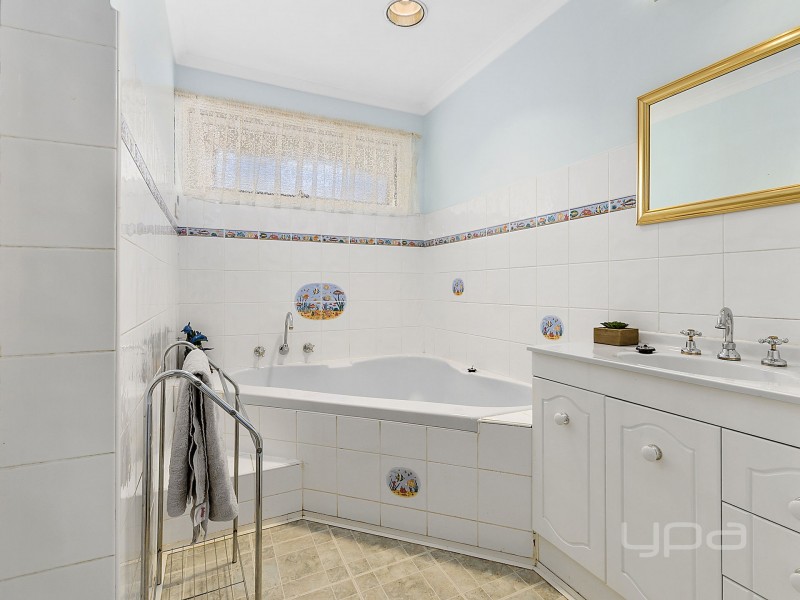 9 Acacia Crescent, Melton South VIC 3338