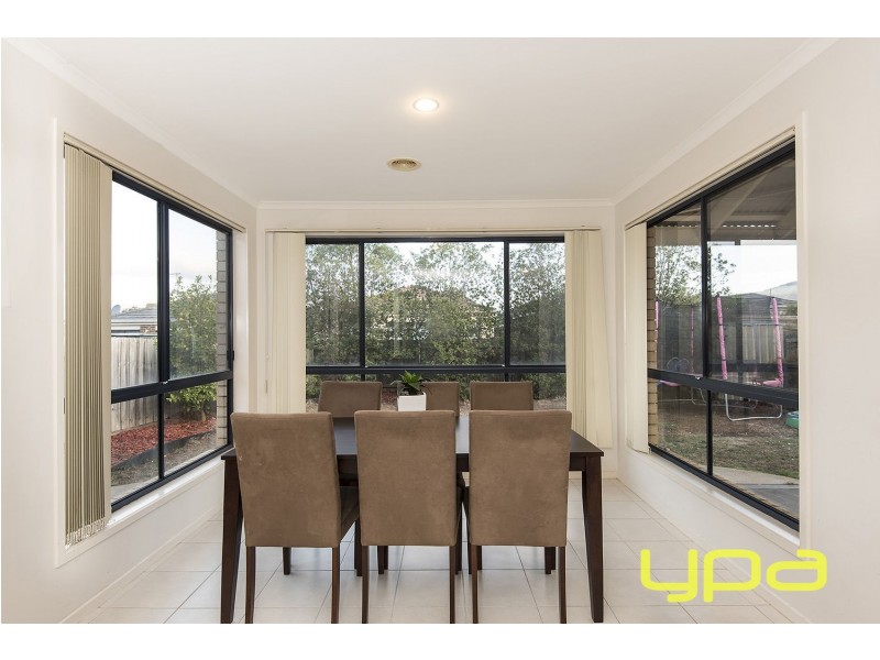 12 Rainsford Place, Melton West VIC 3337