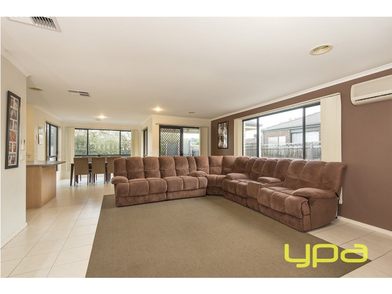 12 Rainsford Place, Melton West VIC 3337