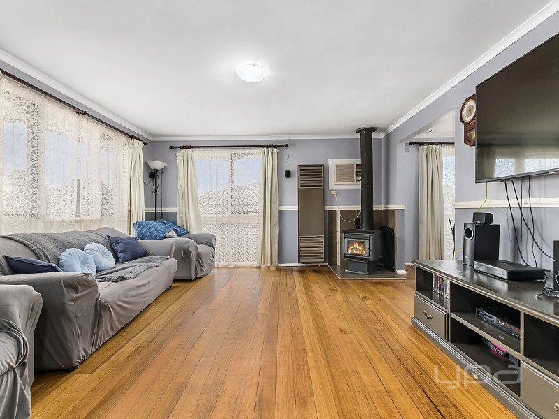 6 Riddle Drive, Melton VIC 3337