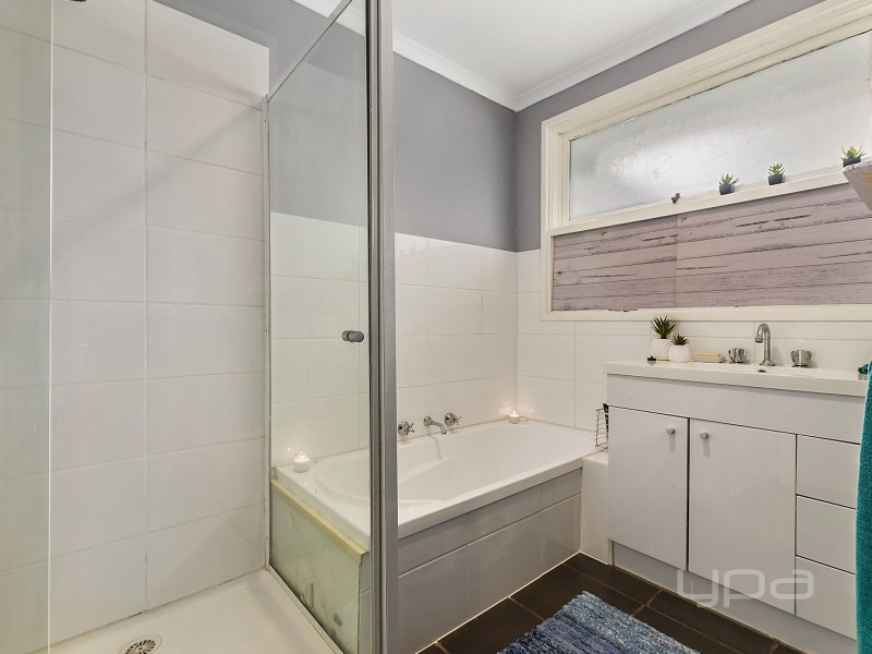 6 Riddle Drive, Melton VIC 3337