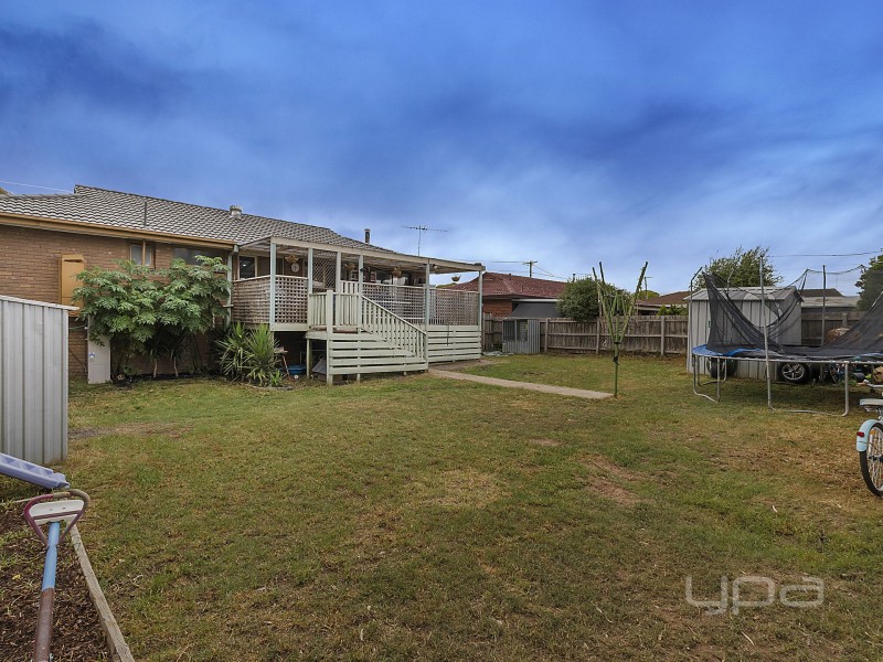 6 Riddle Drive, Melton VIC 3337