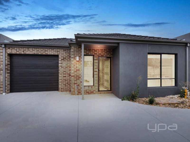 2/62 James Cook Drive, Melton West VIC 3337
