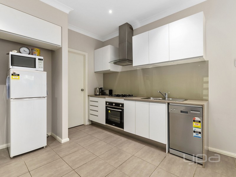 2/62 James Cook Drive, Melton West VIC 3337