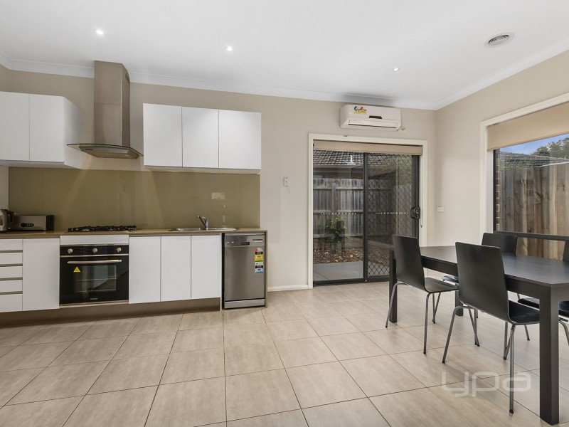 2/62 James Cook Drive, Melton West VIC 3337