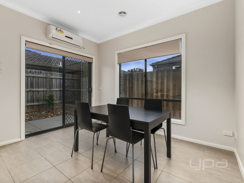 2/62 James Cook Drive, Melton West VIC 3337