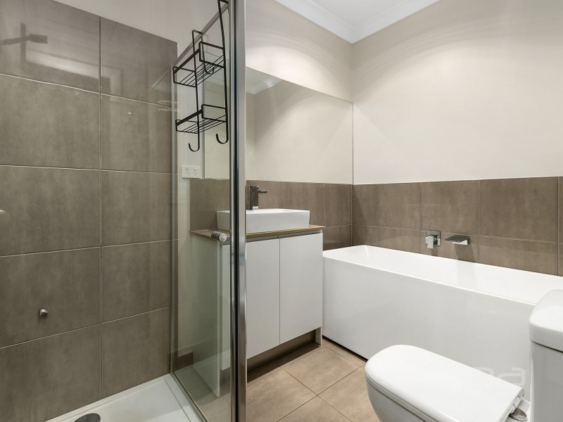 2/62 James Cook Drive, Melton West VIC 3337