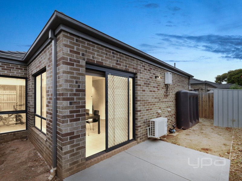 2/62 James Cook Drive, Melton West VIC 3337