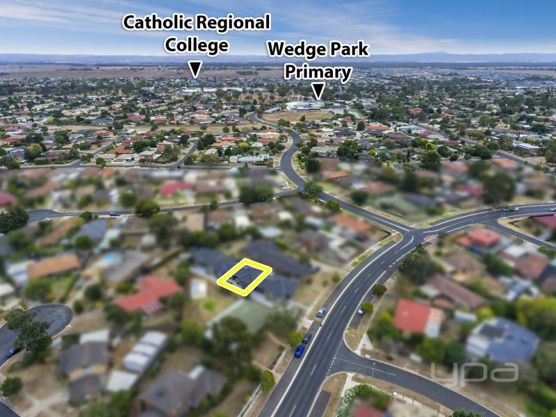 2/62 James Cook Drive, Melton West VIC 3337