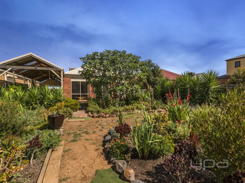 14 Ridgeway, Melton West VIC 3337