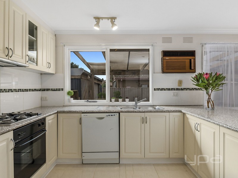 8 Havelock Place, Melton West VIC 3337