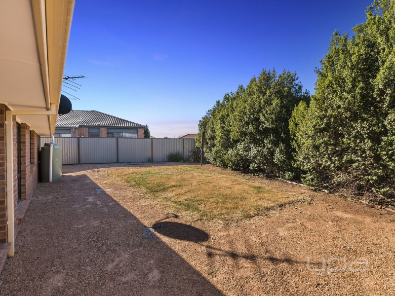 76 Black Knight Way, Kurunjang VIC 3337