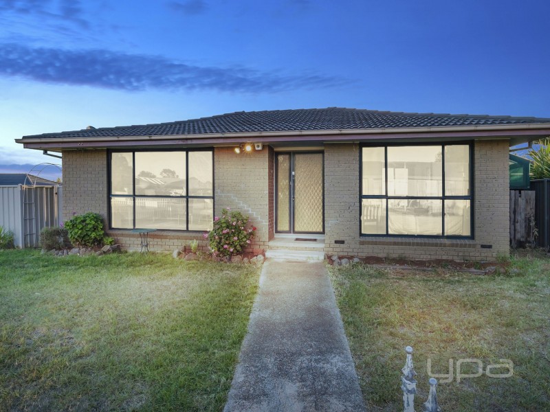 8 Christina Crescent, Kurunjang VIC 3337