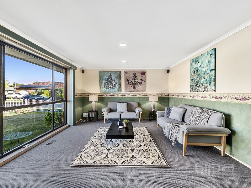 8 Christina Crescent, Kurunjang VIC 3337