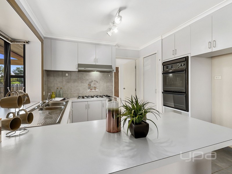 8 Christina Crescent, Kurunjang VIC 3337