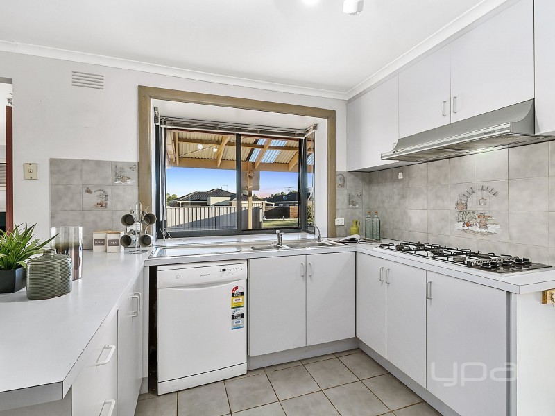 8 Christina Crescent, Kurunjang VIC 3337