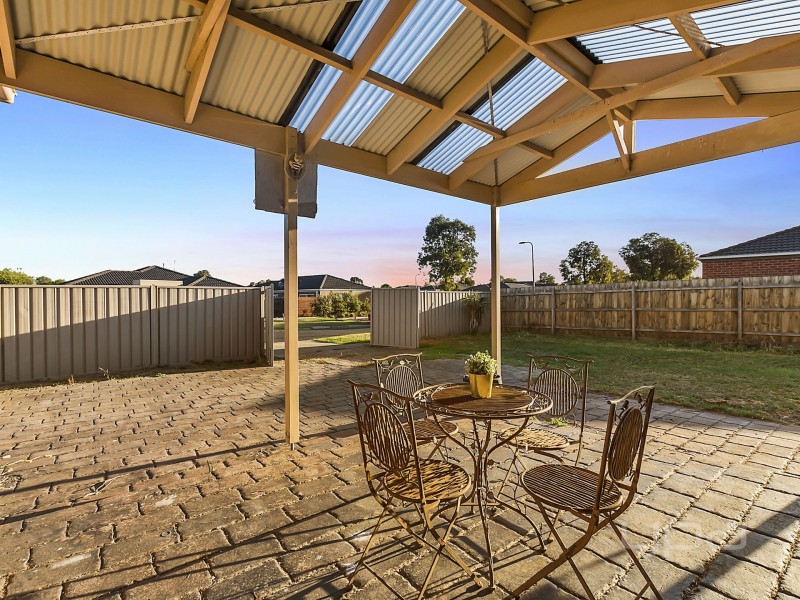 8 Christina Crescent, Kurunjang VIC 3337