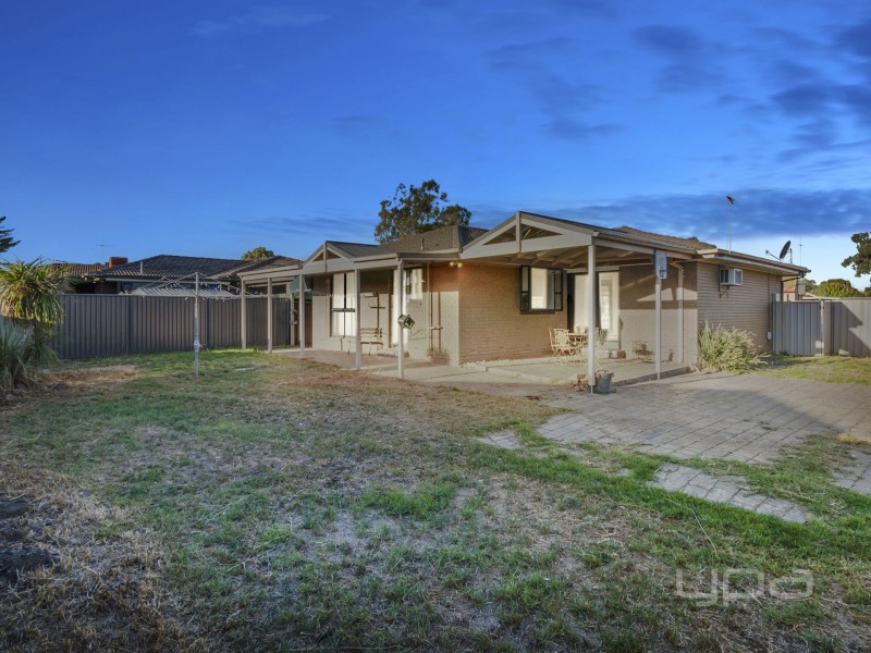 8 Christina Crescent, Kurunjang VIC 3337