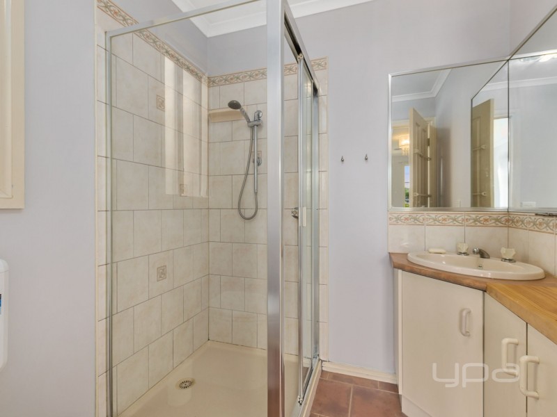 2 Lachlan Road, Melton South VIC 3338