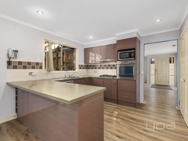 2 Lachlan Road, Melton South VIC 3338