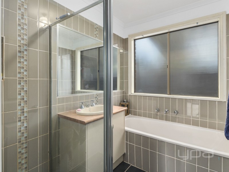 2 Lachlan Road, Melton South VIC 3338