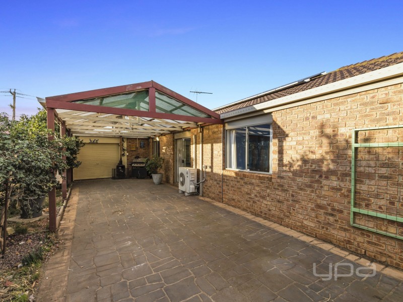 2 Lachlan Road, Melton South VIC 3338