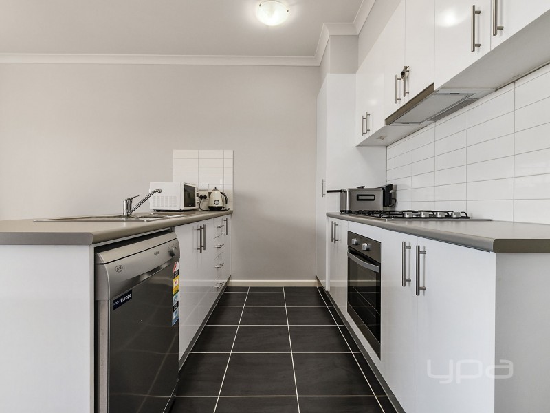 2/84 Albert Drive, Melton South VIC 3338