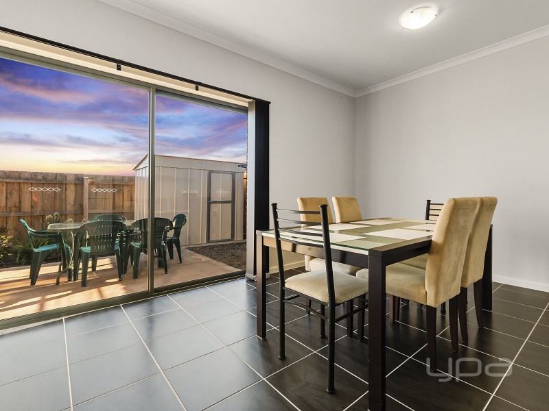 2/84 Albert Drive, Melton South VIC 3338