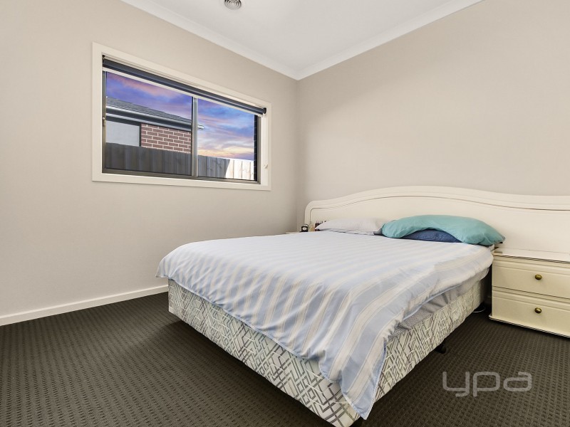 2/84 Albert Drive, Melton South VIC 3338