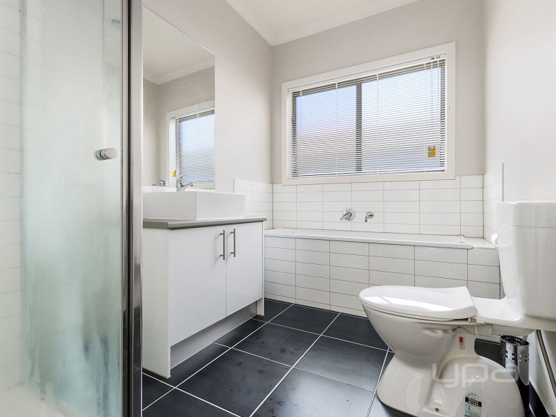 2/84 Albert Drive, Melton South VIC 3338