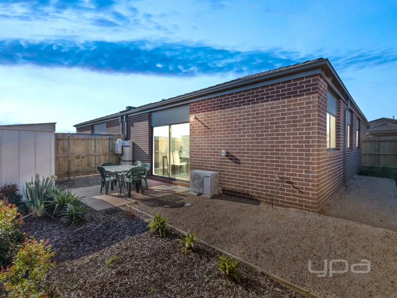 2/84 Albert Drive, Melton South VIC 3338