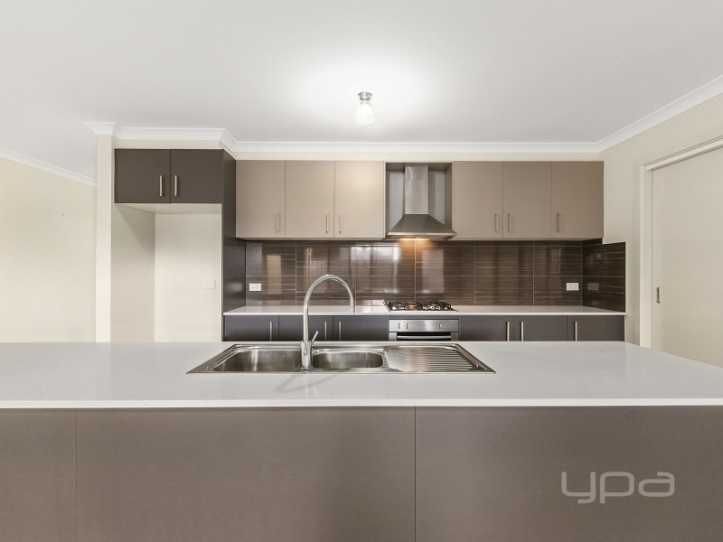 16 Forde Avenue, Melton South VIC 3338