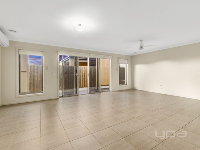 16 Forde Avenue, Melton South VIC 3338
