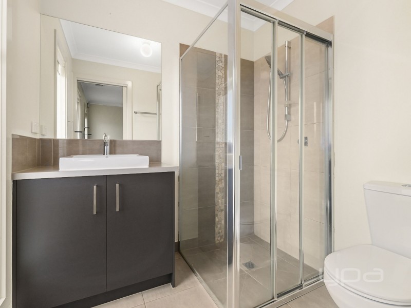 16 Forde Avenue, Melton South VIC 3338