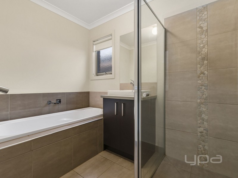 16 Forde Avenue, Melton South VIC 3338