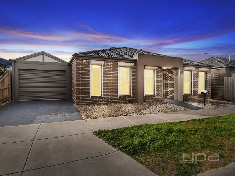 16 Forde Avenue, Melton South VIC 3338