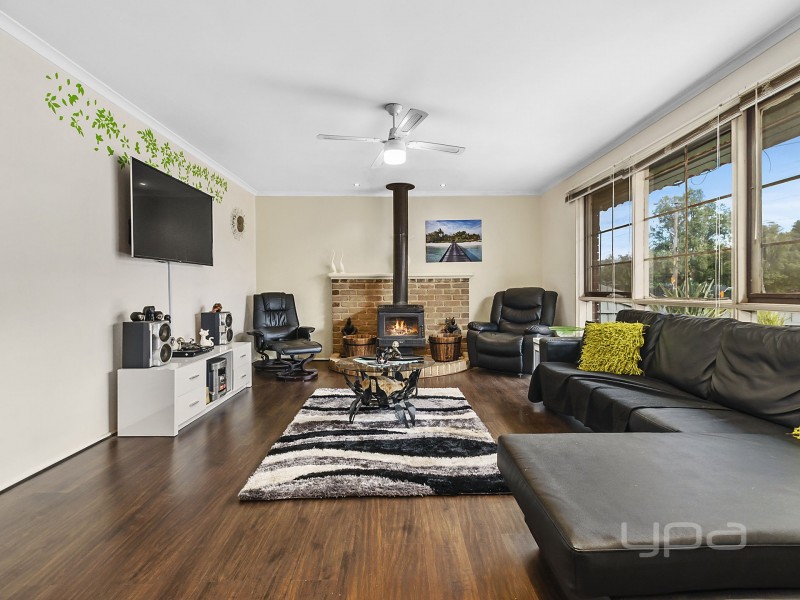 2 Cheshire Avenue, Melton South VIC 3338