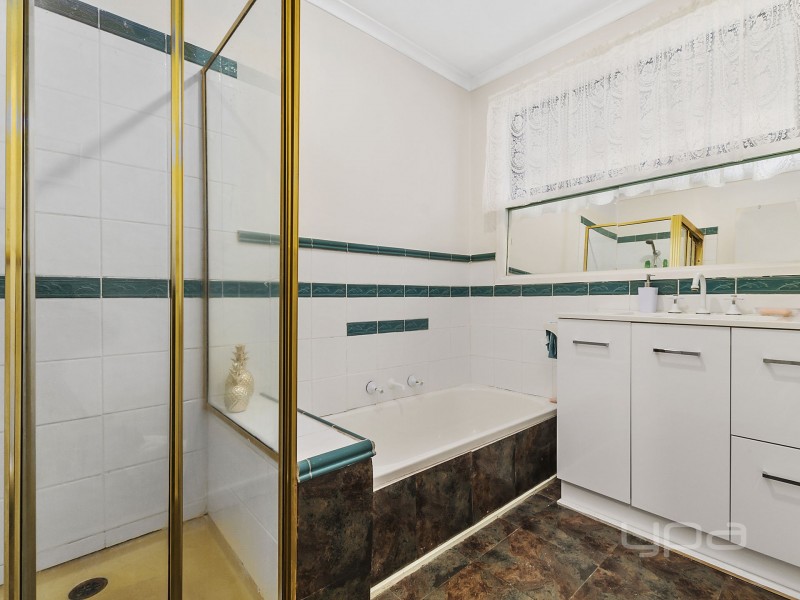 2 Cheshire Avenue, Melton South VIC 3338