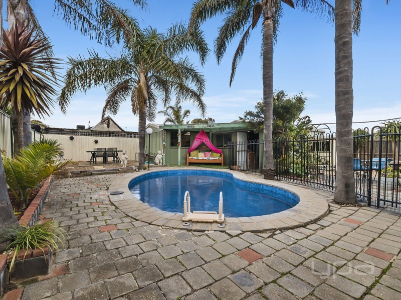 2 Cheshire Avenue, Melton South VIC 3338