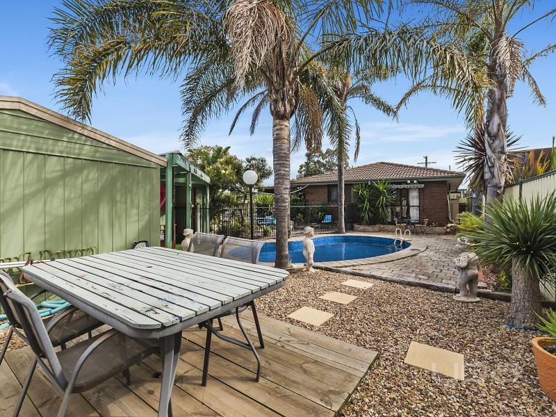 2 Cheshire Avenue, Melton South VIC 3338