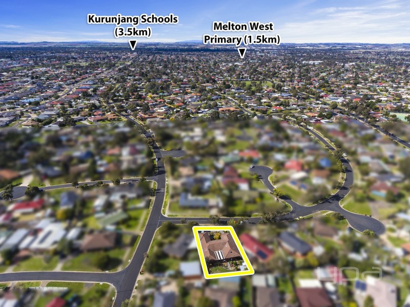 29 Dumbarton Circuit, Melton West VIC 3337