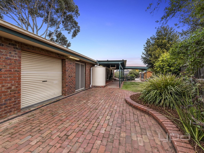 11 Hilton Way, Melton West VIC 3337