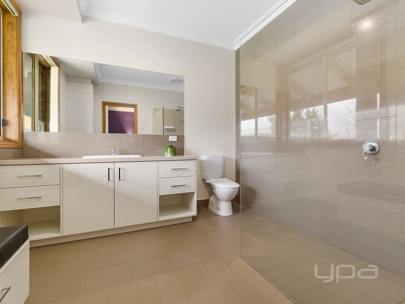 18 Hammond Circuit, Hopetoun Park VIC 3340